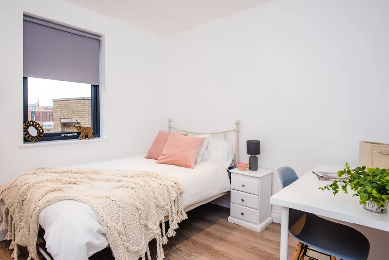 Flat F, 25 Lister Gate - Luxury 3 Bed City Centre Apartment - Thumbnail 5